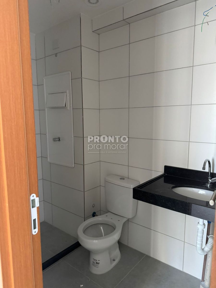  - Apartamento com 2 quartos em Candeias
